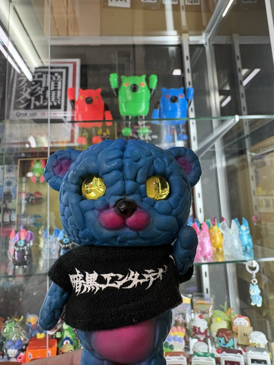 Km1Qci73Eo61372's tweet photo. 【本日のブアちゃん】

ブアちゃんにせがまれてOneupさんを訪れました。
早くも爆弾戦隊ドンスリーに興味津々です。
各々のポージングをとってますが、『ほらほらお腹が丸見えだ��』
DIE GO ZIN を前に遠近感で大きく見せるブアちゃんでした！　

#oneuptoy 
#暗黒エンターテイメント https://t.co/sWQb2JSNf5