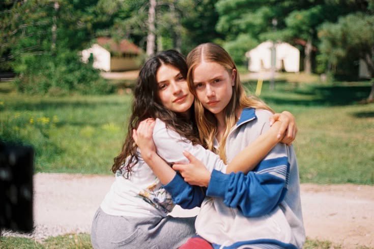 hoeferlefiles's tweet photo. can we talk about how ella and amélie are always hugging each other? https://t.co/425SlCynyB