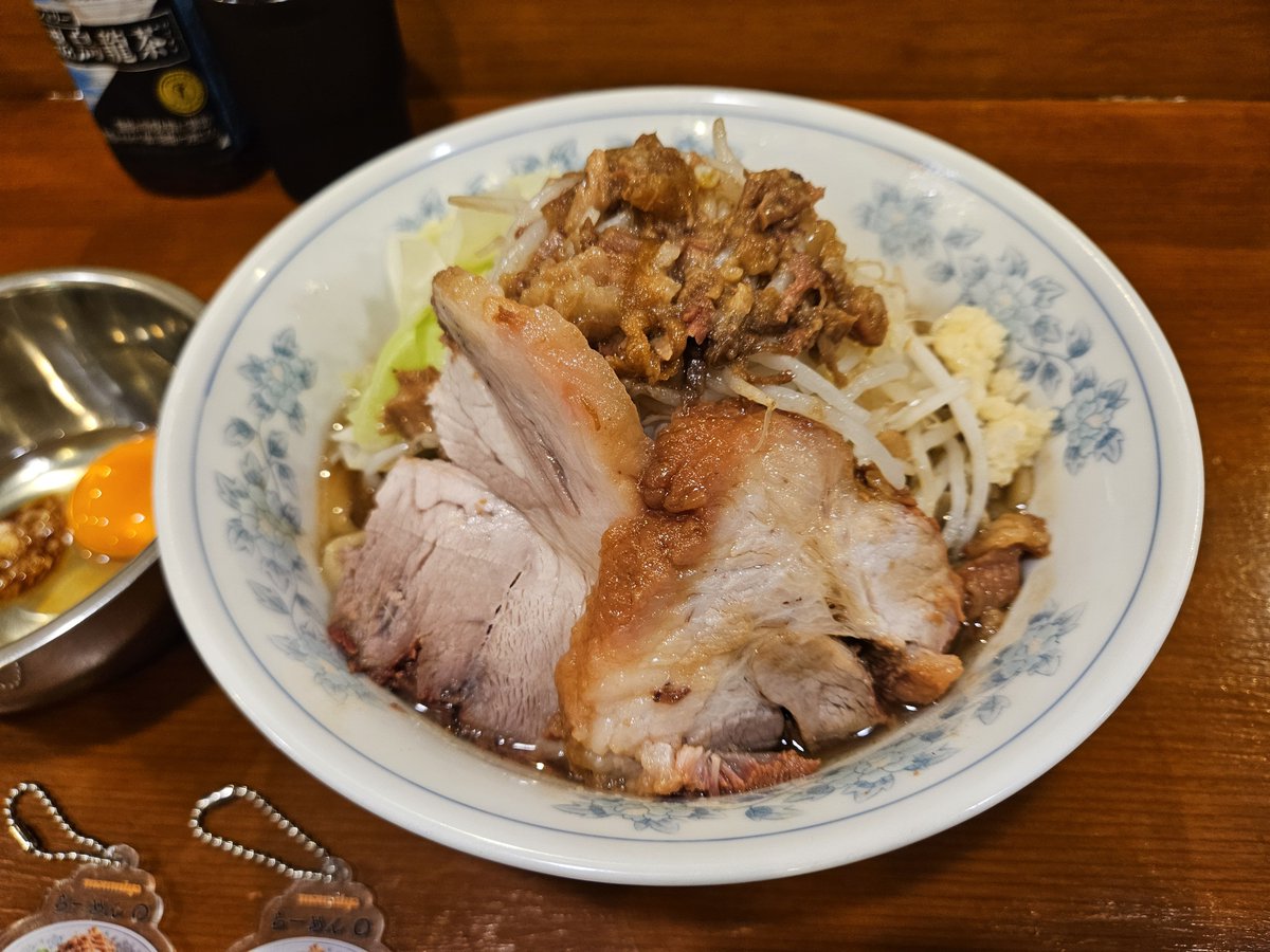 momonosuke_88's tweet photo. ラーメンOさん

ラーメン🐷🍜
ヤサイ、アブラ
生たまご🥚
生たまごにニンニクカエシで
スタンバイ🐣🧄🆗️‼️
着丼❕やっぱビジュいいじゃん🤩👍
スープひとくち食欲🆙️⤴
光り輝く🐷🥩✨
柔らか～とろける～🤤最高😋
大野家の作る🐷🍜は旨い😋👍💯
完飲手前😁完食ご馳走様でした🙏
素敵な笑顔有難う🤗 https://t.co/MTA4PIbl0T