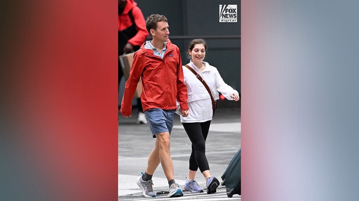 floridarebelmom's tweet photo. Patrick Clancy and Lindsay #2 take a stroll through NYC, smiling…. having a good time while an entire courtroom in Plymouth awaits a verdict for Lindsay #1…. Don’t get me wrong, I’m not saying they should be miserable, but it just feels weird. #lindsayclancy https://t.co/3qBoYvI0Fs