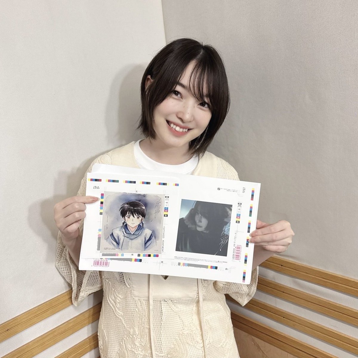 himi2bako's tweet photo. #336「整理整頓」 
本日も #ひみつばこ ありがとうございました。新たなアイテムを使って鞄を整理しているそうですが、なぜ空いた隙間にたべっ子どうぶつの大きいやつを入れたのか…。数ヶ月後に覚えてたら鞄チェックをしてみましょう。写真はどっちも素敵な揺蕩うのジャケット紹介しゃま。 https://t.co/wYdjpYzne0