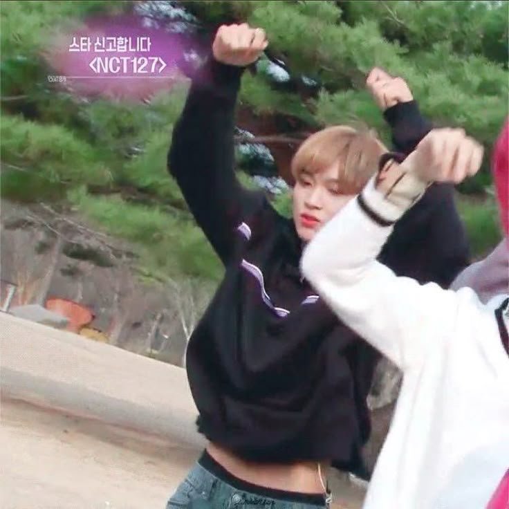 webjag's tweet photo. #HAECHAN 해찬님 노출된 허리 🙈
 -근디 이정도면 걍 일부러 노출아님?ㅋㅋ https://t.co/UeGKiB0vk2