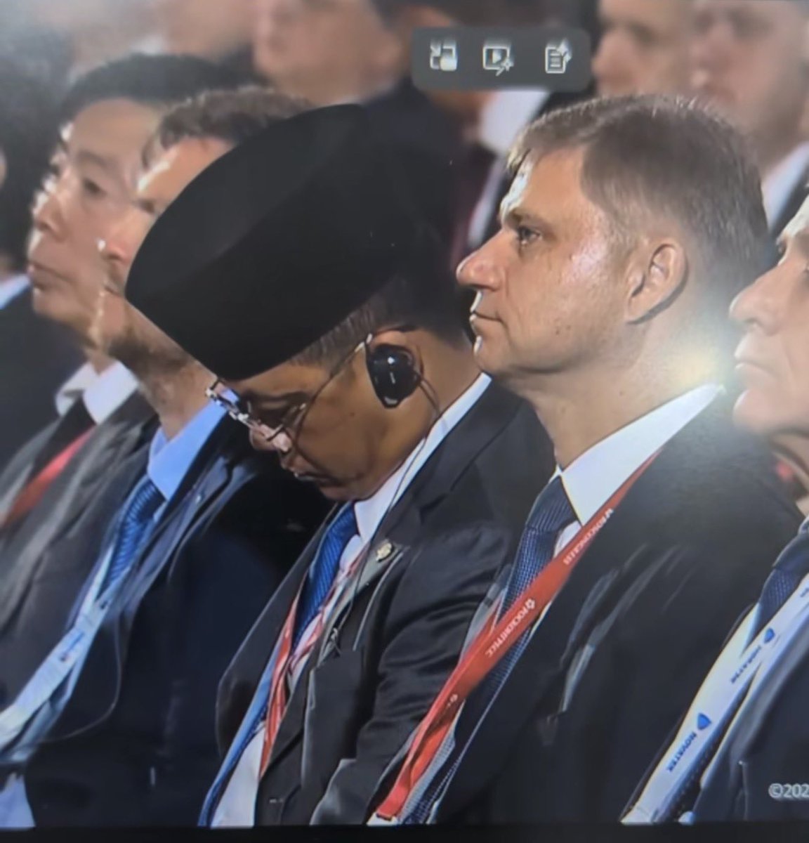 myshawti's tweet photo. Tebak negara, dari warga negara mana yang tidur ketika putin lagi pidato? https://t.co/v0ZdsUuwA3