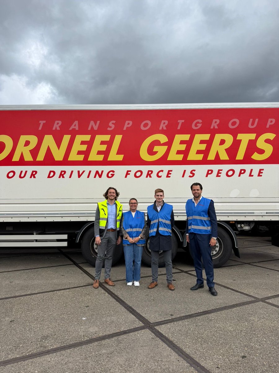 e_samyn's tweet photo. Altijd interessant, de @kvkaw #zomerstages! Ditmaal op stage bij Transportgroep Corneel Geerts. 🚛

Een mooi familiebedrijf van de derde generatie, met een slogan die zegt waar het op staat: #OurDrivingForceIsPeople.

Bijzonder trots dat zo’n sterk familiebedrijf in onze regio gevestigd is! @ChristosBellens #CorneelGeerts @vokavzw