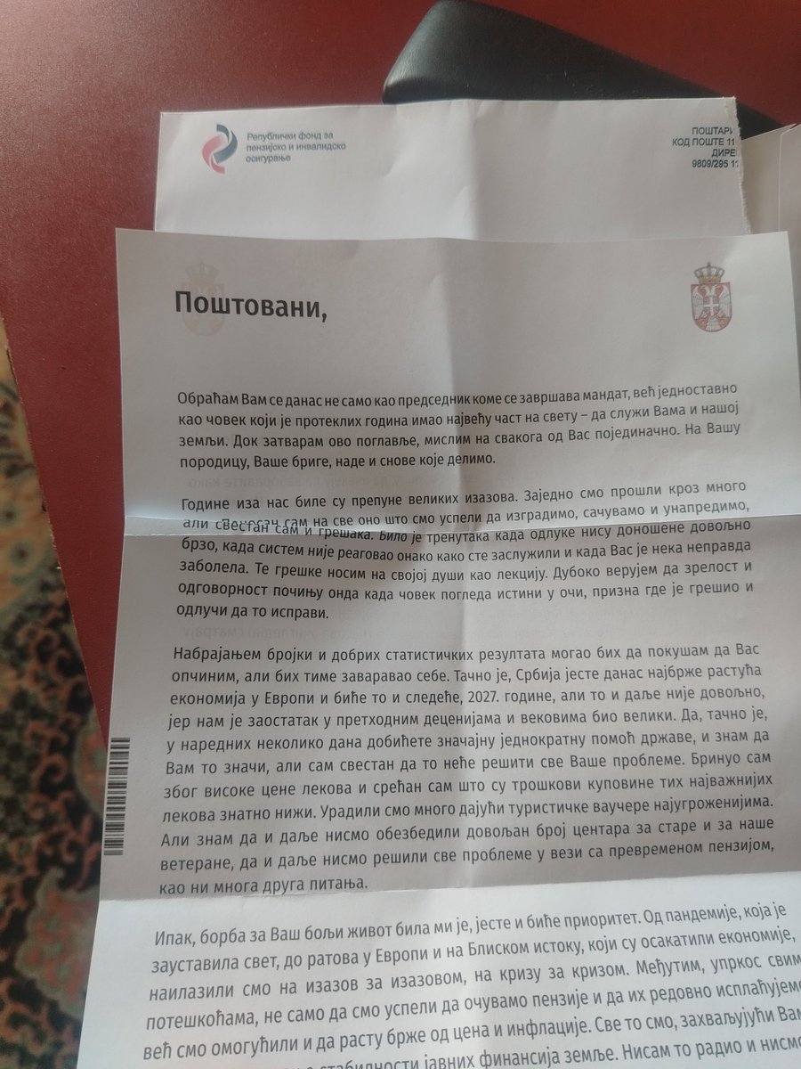 gedza025's tweet photo. Mojoj majci koja prima 35 hiljada  obraća se lično preCednik da joj obeća svetlu budućnost i da joj objasni da su "blokaderi" zlo.. Zakasnio si samo da te obavestim da onog trenutka kad ste joj unuku studenta pravnog fakulteta nazvali ustašom za moju majku ste neprijatelji.. https://t.co/YD7WDnOeY1