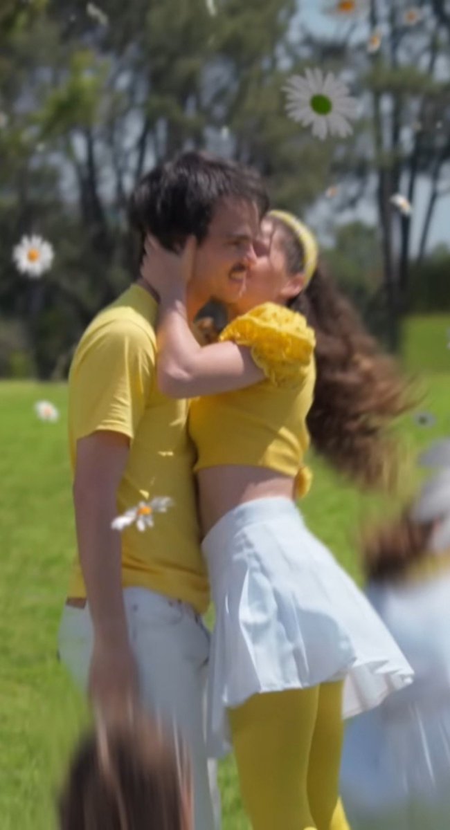 Marlin_realeza's tweet photo. Amarillo es el color de ellos 🌼💛
por eso él lo eligió ☺️❤️
#margarita3 #margarita #merlin #marlin #marlinendgame #toti #mora #rebeldes https://t.co/BqoO7akNkC
