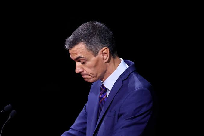 EugenioValle64's tweet photo. 🚨 SÁNCHEZ DICE QUE CONVOCÓ A LA EMBAJADORA DE MARRUECOS. FUENTES DE SU PROPIO MINISTERIO DICEN QUE NO.

No es una interpretación. Este jueves, en el Congreso, Sánchez reveló que Exteriores convocó a la embajadora marroquí Karima Benyaich el 21 de agosto, por las declaraciones "inaceptables" de dos ministros de Rabat sobre Ceuta y Melilla.

Ojo con el detalle que lo desmonta. Fuentes diplomáticas han asegurado a The Objective que esa reunión no existió. Y hay algo que no admite interpretación: la embajadora ni siquiera estaba en España el día en que, según Sánchez, fue convocada.

Fíjense también en las fechas de lo que dice haber protestado. Una de las dos declaraciones que Sánchez citó como motivo —la del ministro Tufiq hablando de "lucha sagrada" para liberar Ceuta y Melilla— se pronunció el 25 de agosto. Cuatro días después de la convocatoria que Sánchez sitúa el día 21. No se puede protestar por algo que todavía no se ha dicho. ⚖️

Y el protocolo tampoco cuadra. Fuentes de Exteriores explican que un caso de esta gravedad exige nota de protesta formal y convocatoria pública del embajador. Nada de eso ocurrió esta vez, al contrario que en crisis recientes con Israel, Italia o Argentina, que España sí anunció.

Recapitulemos. El ministro de Justicia marroquí reclamó "el retorno al seno de la patria" de las dos ciudades. El de Asuntos Islámicos habló de "lucha sagrada" para liberarlas. España respondió, según el presidente, con una reunión que nadie más confirma, en una fecha en la que la embajadora no estaba, por una frase que aún no se había pronunciado.

No hay embajadora convocada.
No hay fecha que cuadre.

Solo hay un presidente diciendo que protestó.

🔁 RT PAra que se sepan los bulos del One alias Dirty Sanchez Hdp 🇪🇸 #Sánchez #Marruecos