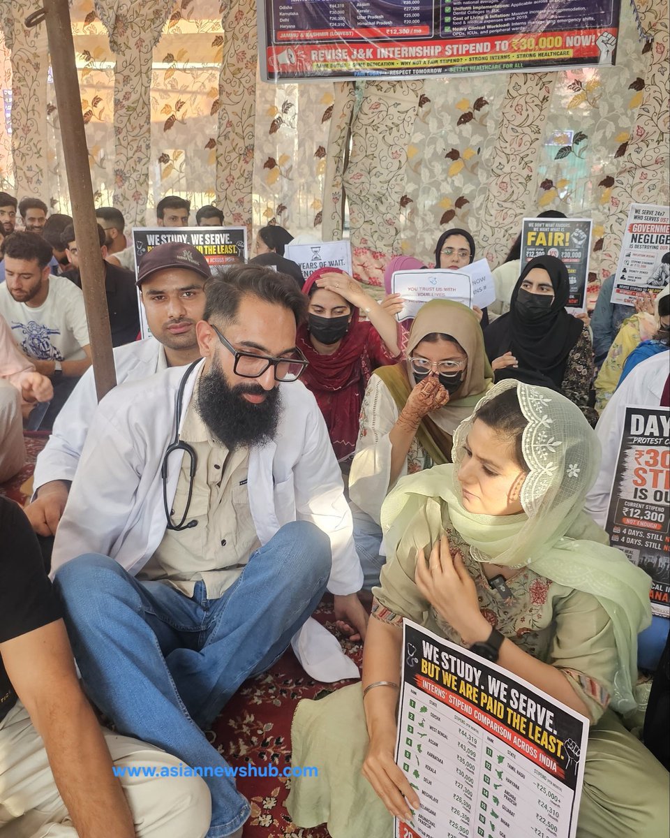 jkpdp's tweet photo. Party leader @IltijaMufti_  joined the protesting MBBS interns at GMC Anantnag and extended her support to their legitimate demand for a stipend hike from ₹12,300 to ₹30,000.

These young doctors work long hours, including emergency and night duties. Their contribution to our healthcare system deserves fair compensation. The government must act without further delay.