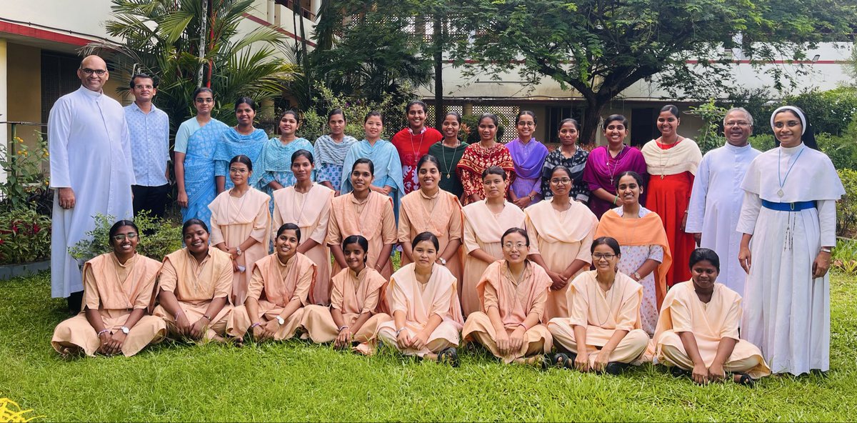 Nivedithaekm's tweet photo. 27 Students from 7 Different States of India from 7 Various Congregations join together for the course ‘Integral Formation for Postulants ‘ https://t.co/8GVUa2GTDt