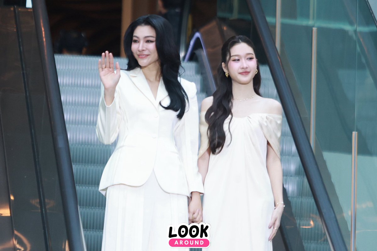 LookAround_TH's tweet photo. “ฝ้าย - อะตอม” ร่วมเดิน Y CARPET ในงาน “Y Entertain Awards 2026” 🏆✨

FAYEATOM Y ENT AWARDS 2026
#YentertainAwards2026xFayeAtom
#FayeAtom #FayePeraya #AtomPariya
#YentertainAwards2026 https://t.co/sbej2Kaait