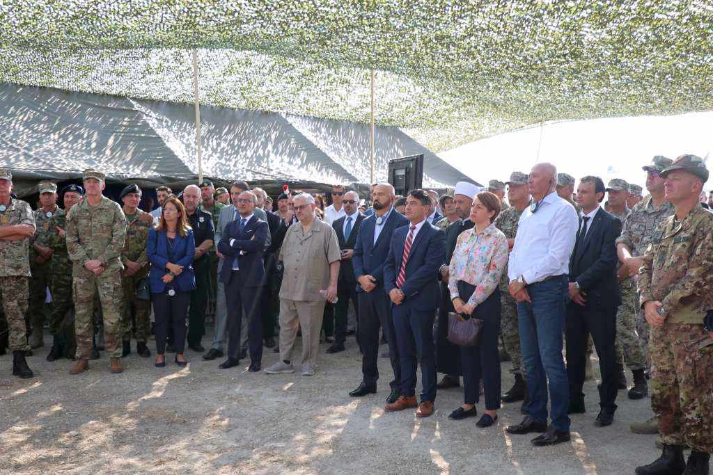 OHR_BiH's tweet photo. Acting High Representative Louis Crishock attended the “Distinguished Visitors’ Day” for EUFOR’s exercise “Quick Response 2026” in Mostar. Such events demonstrate continued commitment of the international community to supporting peace, stability and security in Bosnia and Herzegovina. “The importance of continued and close cooperation of international partners and local authorities, as well as the international community’s sustained commitment to ensuring a safe and secure environment for all citizens of Bosnia and Herzegovina, cannot be overstated,” said Crishock.

----------
Vršitelj dužnosti visokoga predstavnika Louis Crishock nazočio je “Danu za visoke zvanice” u okviru vježbe EUFOR-a “Brzi odgovor 2026” u Mostaru. Ovakvi događaji demonstriraju stalnu posvećenost međunarodne zajednice miru, stabilnosti i sigurnosti u Bosni i Hercegovini.
„Stalna i bliska suradnja međunarodnih partnera i lokalnih vlasti, kao i trajna posvećenost međunarodne zajednice održavanju sigurnoga okruženja za sve građane Bosne i Hercegovine, imaju izuzetan značaj “, rekao je Crishock.
