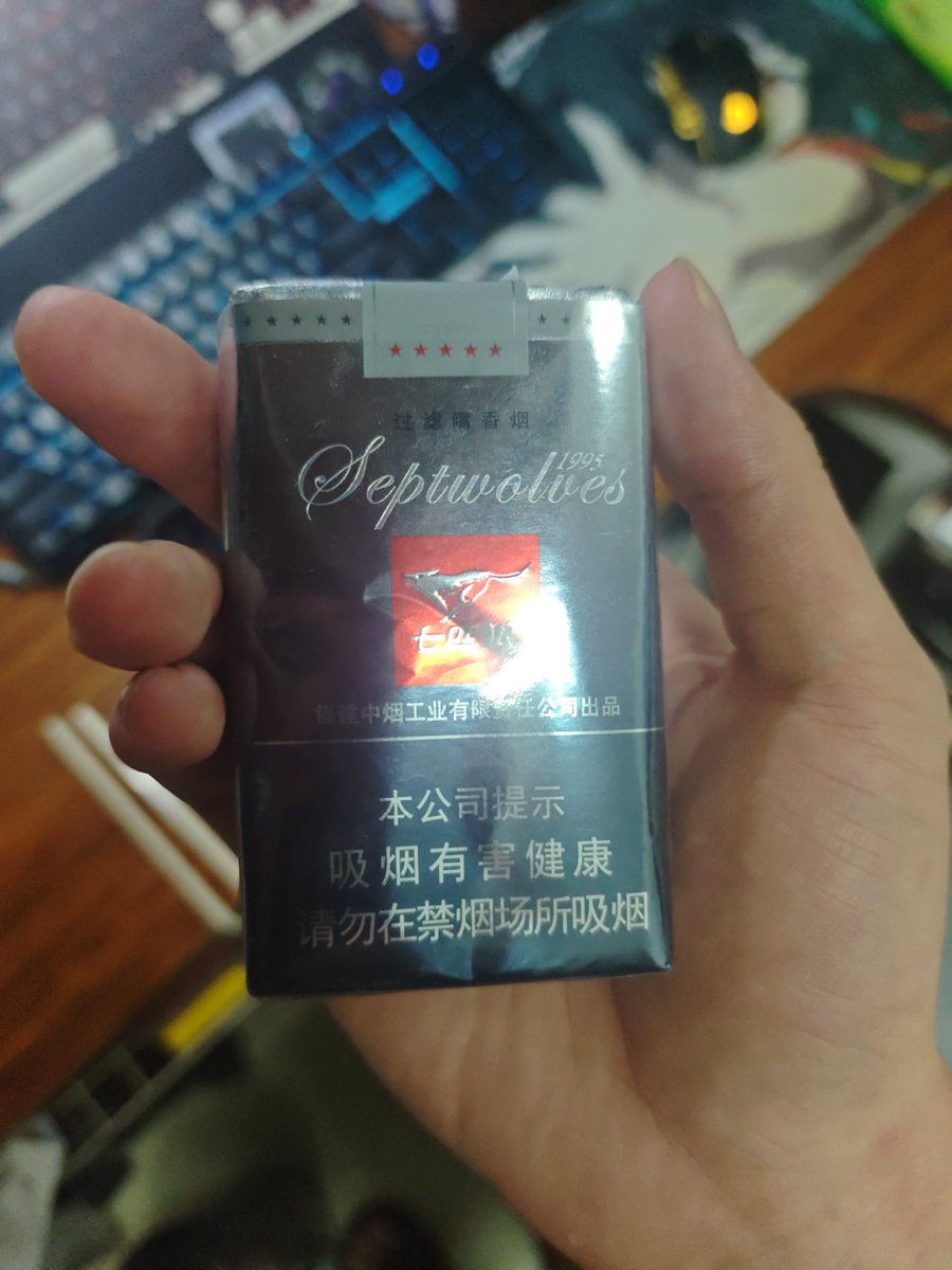 moxueya44's tweet photo. 一边挣生活费一边交学费一边还要参加比赛一边还要估计学业的生活有时候感觉很累很累，但是又不想继续麻烦家里，压力大了想家里就只能抽抽抽抽抽，一边抽还一边内疚还戒不掉毕竟都烟龄五六年了，就很难办啊，偶尔还是发发牢骚吧 https://t.co/NE8Y00nb0R