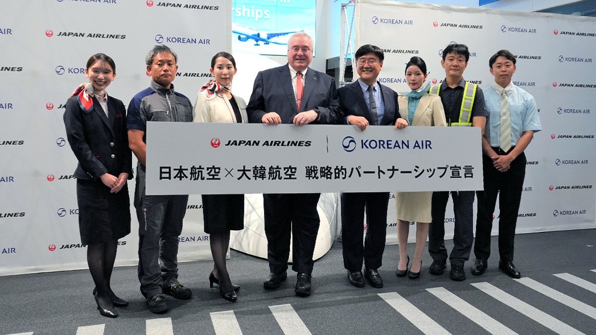 KoreanAir_JP's tweet photo. 大韓航空 × 日本航空
戦略的パートナーシップを宣言✈️🇯🇵🇰🇷

大韓航空と日本航空は60年以上にわたり、日韓路線を共同運航するなど様々な協力を行って参りました。

旅客・貨物サービスの強化、飛行機の整備や、SAFの導入など、さらに幅広い分野の取り組みを進める予定です。

今回のパートナーシップを通じて、お客様により質の高いサービスと利便性を提供できるよう努めてまいります！

#KoreanAir #大韓航空 #日本航空