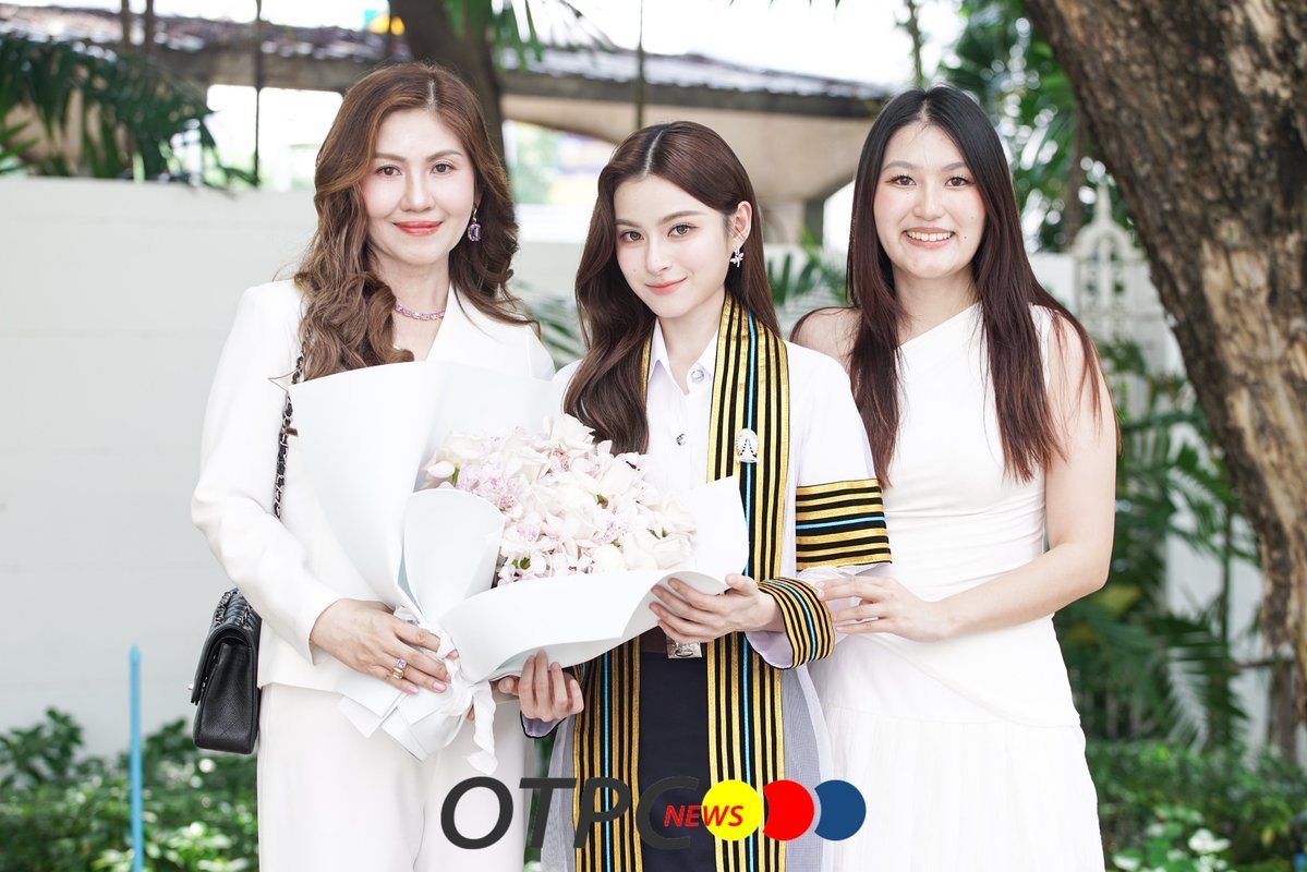 anyonekab53204's tweet photo. สาว ๆ บ้าน " ตังกบดี " สวยมากกกก✨ คุณแม่กับพี่สาวมาแสดงความยินดีลูกสาวคนเล็กก🥹🤍✨
CONGRAT PRIM NEW JOURNEY
#PrimiilyGraduationsDay
#primiily #ลูกหมีของพรีม
#CBSChula https://t.co/0C433Bte1V