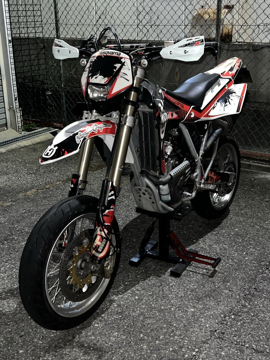 green4645's tweet photo. 【バイク売ります】

ハスクバーナ SM400R  30万一括
ぶりぶり速いので気持ちよくなれます

車検なし書類あり  大阪府より
分割とかいうガイジには対応しまへん https://t.co/1Axvz05NzX