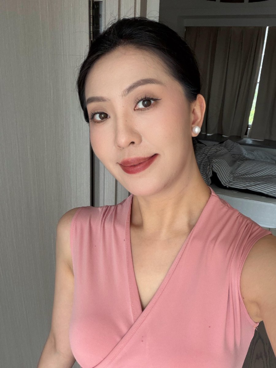 NN90034121's tweet photo. 结婚多年，现在大概算婚内单身吧，家里琐事、孩子教育基本都是我一个人扛，900多个晚上没睡过整觉。这样的婚姻也让我慢慢看淡了很多。现在褪去了年轻时的青涩和冲动。懂得婚姻的分寸，也懂得生活不能只有柴米油盐。偶尔取悦自己，保留一点女人的精致与浪漫，也守住属于���己的那份魅力。 https://t.co/NpMNgfLbrt