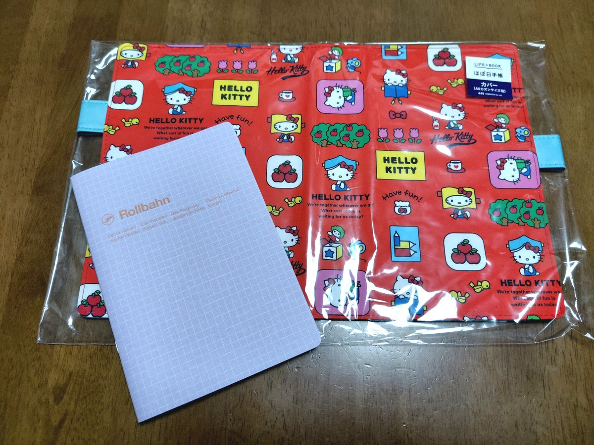 Fw4Yc's tweet photo. ほぼ日カバー届きました💖
キティちゃん可愛すぎてキティちゃんにときめくようになってしまった❣️
他のスケジュール帳と使いたくてロルバーンのノートタイプも購入🫶
トラベラーズノートみたいに細いゴムで合体させようかなあ https://t.co/issbQERQXz