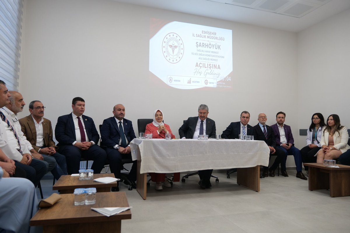 sertunc84's tweet photo. 📍 Şarhöyük

Şarhöyük Mahallemiz, sağlık alanında önemli bir yatırıma kavuştu.

Milletvekilimiz Prof. Dr. Ayşen Gürcan, Valimiz Sayın Dr. Erdinç Yılmaz ve İl Başkanımız Sayın Gürhan Albayrak ile birlikte; Şarhöyük Sağlıklı Hayat Merkezi, 10 Birimli Aile Sağlığı Merkezi ve 112 Acil Sağlık Hizmetleri İstasyonu’nun açılışını gerçekleştirdik.

Koruyucu sağlık hizmetlerinden aile hekimliğine, acil sağlık hizmetlerinden sağlıklı yaşam çalışmalarına kadar hemşehrilerimize birçok alanda hizmet verecek bu önemli yatırımın hayata geçirilmesinde emeği geçen herkese teşekkür ediyorum.

Yeni sağlık merkezimizin Şarhöyük Mahallemize, Tepebaşı’mıza ve Eskişehir’imize hayırlı olmasını diliyorum.

Şehrimizin her köşesinde insanımıza dokunan hizmetlerle yolumuza devam ediyoruz. 🇹🇷