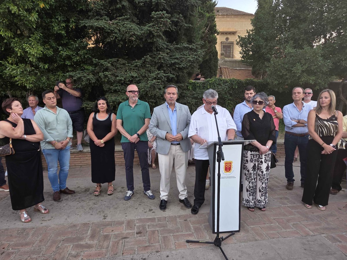 Aytodeguadix's tweet photo. Guadix muestra su apoyo a Ceuta en una concentración que reúne a numerosos accitanos
<iframe src="https://t.co/tT3AkgT5Un https://t.co/yR5RWaC0yE