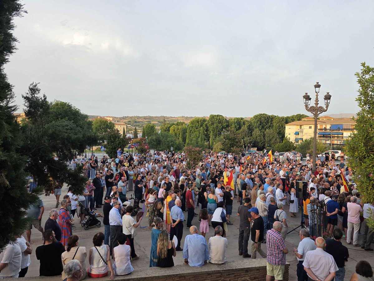 Aytodeguadix's tweet photo. Guadix muestra su apoyo a Ceuta en una concentración que reúne a numerosos accitanos
<iframe src="https://t.co/tT3AkgT5Un https://t.co/yR5RWaC0yE