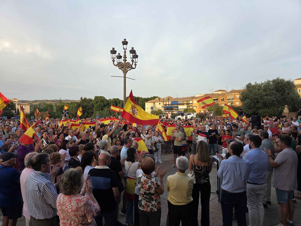 Aytodeguadix's tweet photo. Guadix muestra su apoyo a Ceuta en una concentración que reúne a numerosos accitanos
<iframe src="https://t.co/tT3AkgT5Un https://t.co/yR5RWaC0yE