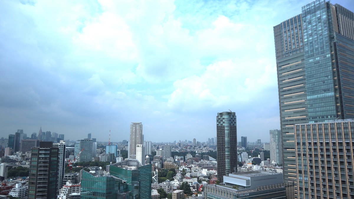 JTOWER_pr's tweet photo. 【JTOWERの新オフィス】
社内には「Hills」「Fuji」「Jingu」と、方角ごとに違った景色が楽しめるエリアがあります！

今回ご紹介するのはJinguサイド🏙️
この「Jingu」は、神宮外苑方面が見渡せることから名付けられたエリアです！
眼下に広がる都心のパノラマと、広く抜けた空を感じ��れるロケーション。

時間とともに移り変わる景色が、良い���分転換やアイデアのヒントになってくれます！

＼JTOWERで一緒に働きませんか？／ 
採用情報はこちらからご覧いただけます👇https://t.co/xOxRAT2wtk

#インフラシェアリング 
#JTOWER #オフィス紹介 
#中途採用 #新卒採用 
#オフィスからの景色