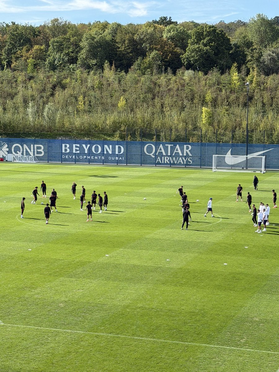 IliesPeeters's tweet photo. 23 joueurs à l’entraînement du #PSG

❌ Ndjantou et Longoni absents, avec les Espoirs hier

✅ Dembélé, Vignaud, Neves, Doué
@CulturePSG https://t.co/KyYNKkFTCl