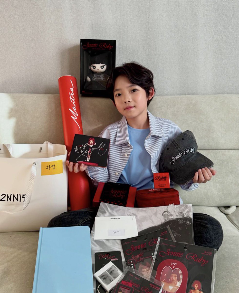yk2aii's tweet photo. little boy angel received gifts from jennie 🥺🤍 https://t.co/SmYIdIEY9v