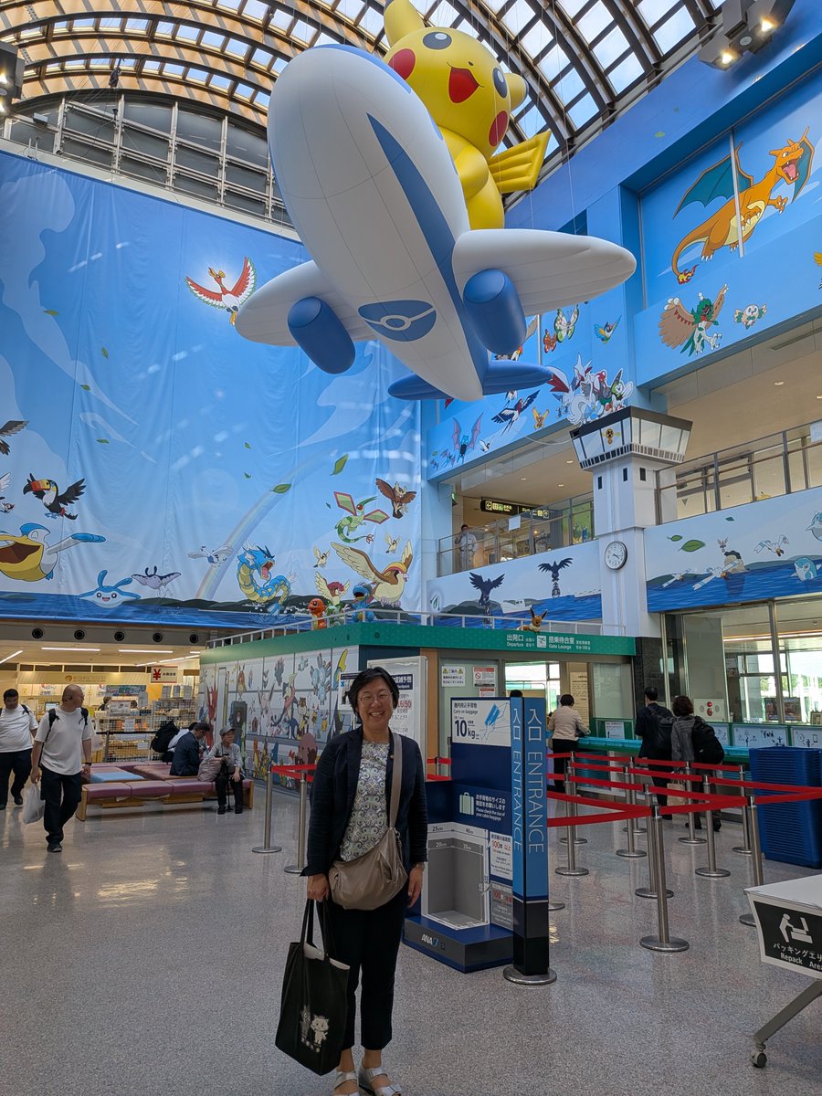 mayo47184718's tweet photo. 【議会運営委員会他都市調査】
昨日は、石川県珠洲市の珠洲市役所にお伺いして「災害時の対応」について、泉谷市長と番匠議長からお話をお聞きしました。指揮を取られた市長のお話はとてもリアルで、貴重な機会でした。
能登は近年地震が頻発（2011，2022、2023）してましたが、2024年1月1日の能登地震は桁違いで、市長が外に出ると、まともに建っている家はほとんどなくなっていたそうです。
防災対策を競い合って進めていた4地区は防災訓練の高台避難を繰り返し行なっており、死者は一人もなかった。指定避難所は26カ所あったけれども、避難できる状態の避難所は15カ所しかなく、自主避難所が79カ所がにものぼった。
市長は「地域と学校は一体だ」という考えを貫いて、小規模校になっても小学校を統廃合せずに、各校の耐震化を進めていたそうです。そのおかげで避難所として機能したけれども想定避難者数200人を上回り600人の避難でキャパオーバーであったと。後で調べたら小学校は7校ありました。
公共トイレに簡易トイレを常に置いておいたら、すぐにセットアップできたが、たまってしまった。仮設トイレの重要性を言われるが、同時にバキュームカーは何台保有しているかも確認すべきと。汚物は固形化して焼却することになるが、当時焼却炉も被災していた。
防災計画はたてているが、その時になってみないと分からないこともあると。防災計画上は、ご遺体の安置所と想定された健民体育館は、ヘリポートとなる場所の近くだったので、計画変更して物資の保管庫にされたなど。支援に来てくれる、警察、消防、自衛隊は、誰が指揮をとるかはっきりしていなかったが、地域を分けて分担して頂いたのが良かったこと。
等など⋯、当時を振り返ってたくさんお話頂きました。教訓にすべきことがたくさんあります。京都市の防災計画の議論にも活かしていきたいと思います。

富山市からバスで3時間以上かかった道中は、まだあちこちで交互交通となり、のと里山街道の復旧作業が行われていました。崩落したトンネルも今年の７月にやっと開通したとのことでした。早く復興できるように国予算の被災地支援は必要です。
帰りは珠洲市役所から1時間弱の「のと里山ポケモンウィズユー空港」を利用して、東京に向かいました。能登支援で3年間限定の、ポケモンコラボ。皆さんも是非能登へお伺い下さい。＃日本共産党　＃京都市会　＃山本陽子