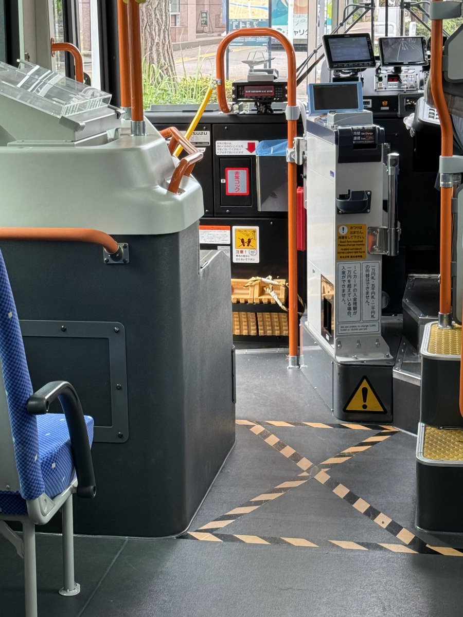 daizenji32's tweet photo. このトラテープは
『この辺に立つな』
を意味しているのかな？
それなら全車へ速やかに施してほしい､､､ https://t.co/irfIe7EAVu