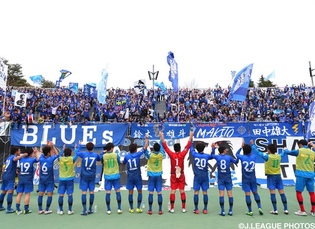 yukikeya17's tweet photo. 茨城ダービーで鹿島アントラーズを撃破した、
水戸ホーリーホックの地域活動が、
知れば知るほどすごいです。。。

・耕作放棄地を活用
・太陽光発電にも取り組む
・空き家相談窓口を開設
・空き家を民泊として再生
・サッカーチームが農業をやっている
・障がい者サッカーチームを設立
・サポーターも農業に参加
・子どもたちへのスポーツ教室を年間数百回
・ホームタウンは18市町村

普通の
「サッカークラブの地域貢献活動」
というレベルじゃないです🤔

水戸ホーリーホックは、
地域が抱えている課題そのものに対してサッカーチームを活用してます‼︎

例えば「農業」👨‍🌾

2021年から「GRASS ROOTS FARM」を始め、
自分たちで畑を借りて農作物を育てる🧑‍🌾

さらにサポーターも農作業に参加し、
収穫した農作物を販売。
加工品まで作ってたりします‼︎

そして2025年には、
約2,000㎡の耕作放棄地を活用して
「農業×太陽光発電」にも挑戦🔥

作物を育てながら、太陽光発電も行う。

さらに驚くのが「空き家」対策。

クラブ公式サイトに
「空き家相談窓口」を開設し、

2026年には、
空き家を民泊として再生する事業まで開始🤔

そして、
個人的に一番すごいと思うのが
子どもたちへの活動🏃

アカデミーコーチが
幼稚園、保育園、小学校、特別支援学校など
約180園・校を訪問。

年間300回弱の活動を行い、
毎年約1万人の子どもたちと接点を持っている。

「スタジアムに来てください」

ではなく、

「クラブから地域に会いに行く。」

これを続けている👍

サッカークラブを
サッカーをするためではなく、

「地域にどんな問題があるのか？」

そこから逆算して、
クラブができることを事業にしている。

だから、
「地域の人に応援されるクラブ」
だけじゃなく、
「地域の人と一緒に街を作るクラブ」

になっている。

スポーツクラブの価値は、
勝った試合の数だけじゃない。

その街に、
どれだけ必要とされているかです‼︎

水戸ホーリーホックの地域活動は、
知れば知るほど、すごいです🤷