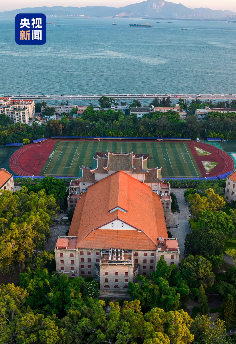 ttkzff's tweet photo. 厦门大学自有一番山海气韵。背靠五老峰，面朝大海，数座校门都向海而开。厦大学生仿佛每天在5A级景区上课，“凡尔赛”形容这里是“厦门市人民公园”。 https://t.co/bWGKDAS3ng