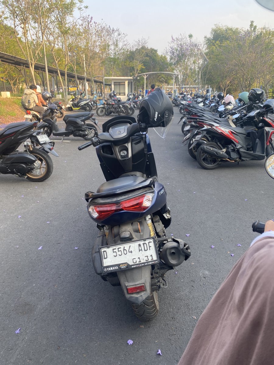 ganesaspace's tweet photo. itbparkir! kondisikan ah terlalu liberal https://t.co/6YYr4zvcjr