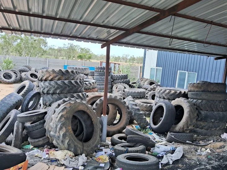 arcot2arctic's tweet photo. இது தான் ராணிப்பேட்டை MLA தாஹிரா மூட சொன்ன factory.. இது வெறும் டயர் ஏஜென்சி. அவங்க வீட்டுக்கு பக்கத்தில் இருக்கு, ஏதோ டயர் எரித்து இருப்பார்கள் போல. அதுக்கு தொழில்துறை அமைச்சர் கீர்த்தனா சொன்ன விளக்கம் இருக்கே .😂😂😂😂. JK டயர் தொழிற்சாலை ராணிப்பேட்டை மாவட்டத்திலேயே இல்லை. https://t.co/VJ7rA5P8fn