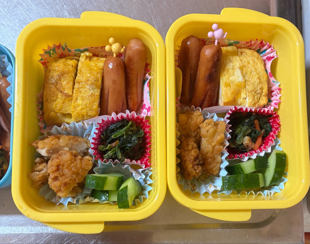 p_chankzk's tweet photo. 4人分しんど😂
冷食とかも使ってるけど、面倒くさすぎる…！w
娘はミッキーの入れ物がいいって言うから小さいのに詰め詰め…

これから夕飯作るのやだな😭 https://t.co/QpQ66TLjOB