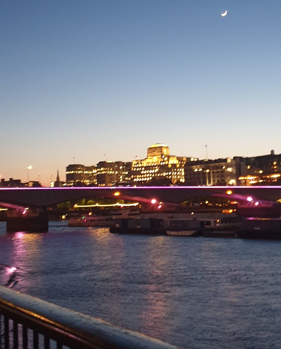 GuidesLambeth's tweet photo. 'T' is for Transport - including the Bridges that opened up #Lambeth from 1750, included in a Lecture as part of the Become A Lambeth Tour Guide course.
Here's #Waterloo Bridge, part of the @IlluminatedRiv project.
#doingLambethWalks 🌉 🚶♂️🚶🏾♀️🚶🏾 https://t.co/jMKbvXZGyj