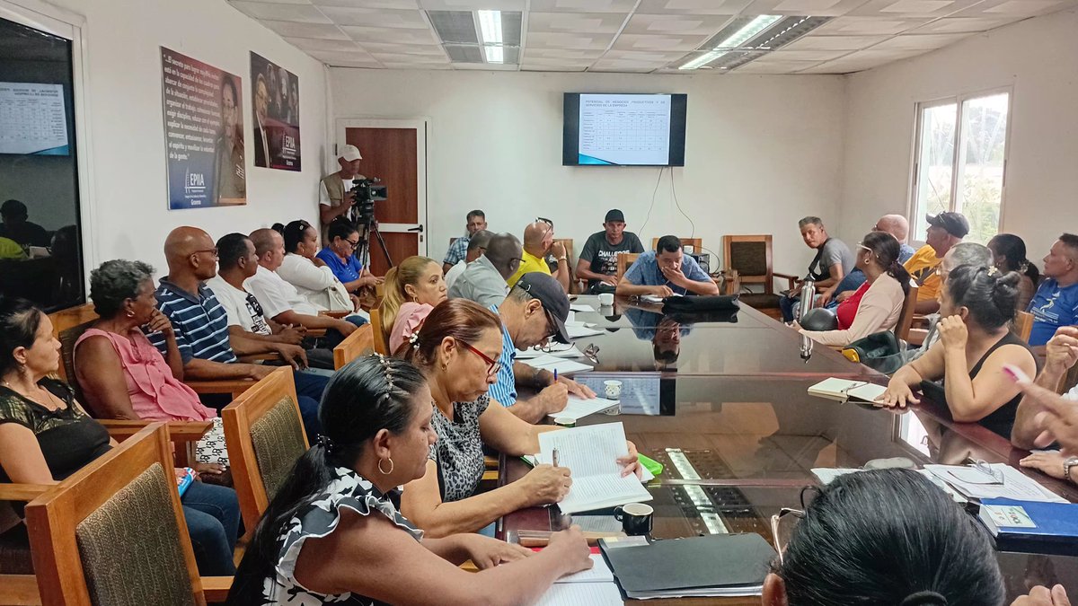 yoinel_o's tweet photo. Un encuentro muy fructífero entre las Autoridades de la Provincia y la EPIIA en Granma lleno de ideas, retos y enseñanzas con un unico propósito "incrementar nuestras producciones" en un nuevo ecenario donde la gestión empresarial es el eje principal en conjunto con las NFG. https://t.co/XI2dedPSpv