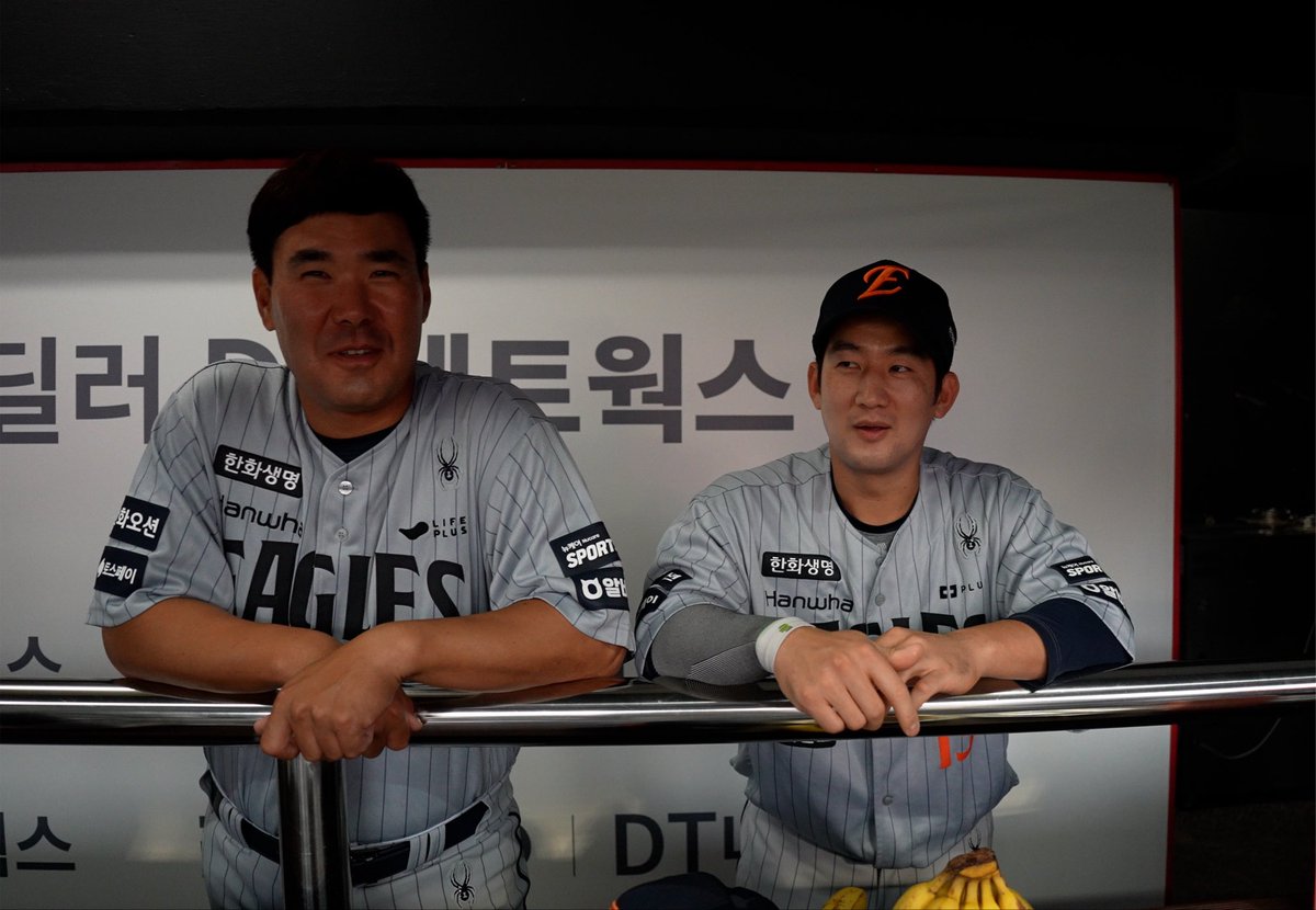 hoodi_thespace's tweet photo. 9월 3일(목) KT전 오늘의 파이팅!
*경기 전 이재원 플레잉코치가 1군에 합류했습니다

(이재원) 코치님들이 항상 말씀하시잖아..우리가 이기고 지는 것도 중요하지만! 더 중요한 건 생각하는 야구가 중요하단 말야. 

팀 플레이해주고 어떻게 야구를 해야 하는지 우리가 알아야 이길거 아니야 그러니까 항상 한 번 더 생각하고! 마무리를 잘 해야 내년이 있고 후년이 있는거야 이렇게 끝내면 안 돼 알겠어?

(다같이) 네!
(이재원) 그러니까 조금만 더 집중하자 오케이?
(다같이) 네!
(최재훈) 이 목소리 그리웠다….

하나 둘 셋! 어이!