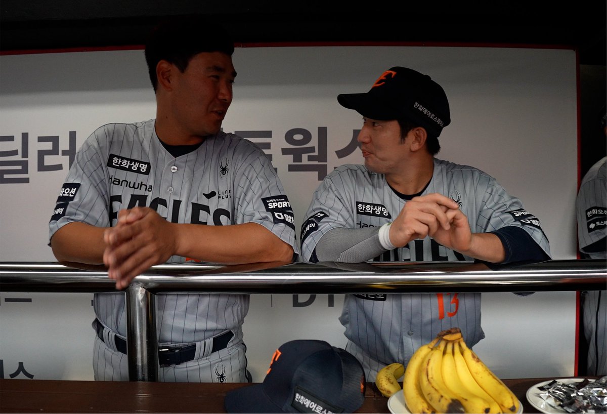 hoodi_thespace's tweet photo. 9월 3일(목) KT전 오늘의 파이팅!
*경기 전 이재원 플레잉코치가 1군에 합류했습니다

(이재원) 코치님들이 항상 말씀하시잖아..우리가 이기고 지는 것도 중요하지만! 더 중요한 건 생각하는 야구가 중요하단 말야. 

팀 플레이해주고 어떻게 야구를 해야 하는지 우리가 알아야 이길거 아니야 그러니까 항상 한 번 더 생각하고! 마무리를 잘 해야 내년이 있고 후년이 있는거야 이렇게 끝내면 안 돼 알겠어?

(다같이) 네!
(이재원) 그러니까 조금만 더 집중하자 오케이?
(다같이) 네!
(최재훈) 이 목소리 그리웠다….

하나 둘 셋! 어이!