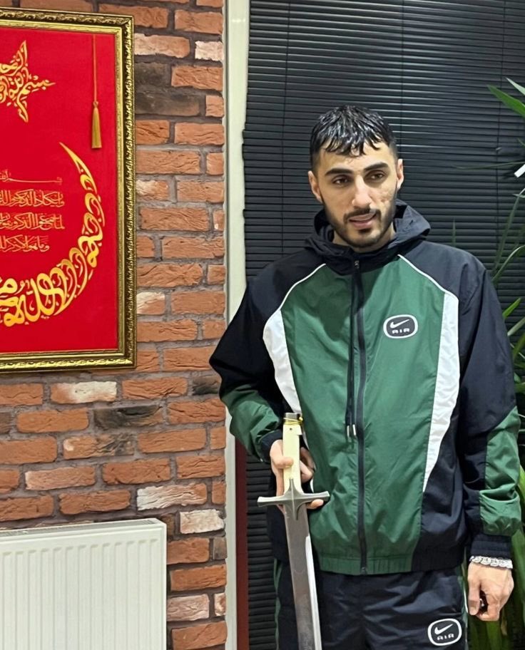 BIRKINBAGD's tweet photo. yillarca bunlarin tassklarini yalayip eli yuzu tertemiz pirlanta gibi cocuklari dis gorunuslerinden vurmaya calismalari komedisiniz ya https://t.co/IcOJssieBA