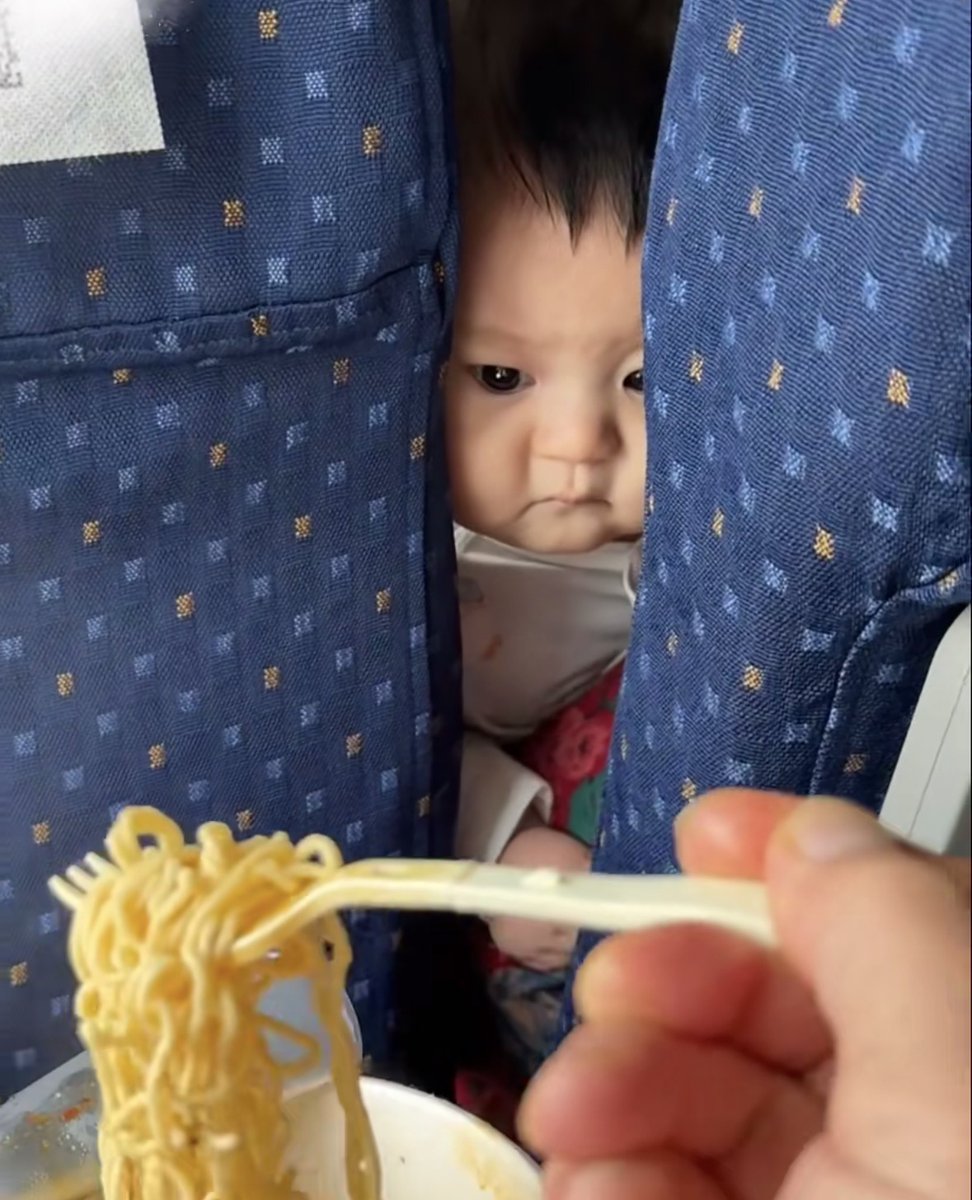 07081314's tweet photo. 你怎么忍心在高铁上馋人家小宝宝？ https://t.co/UlIjWIeRY2