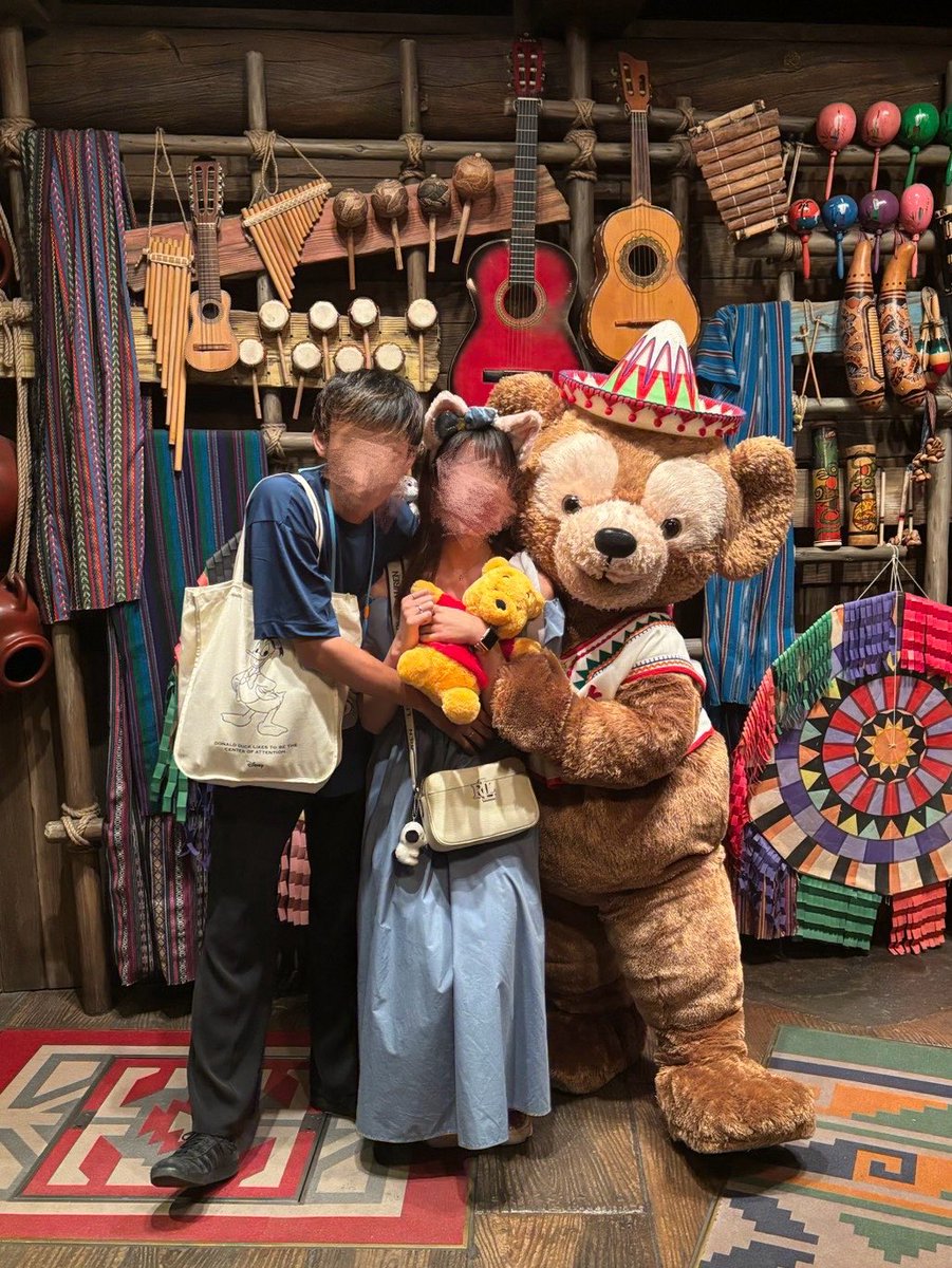 niro93_'s tweet photo. ダッフィーやさしかったᐢ ;  ˙̫  ; ᐢ💕わたしを真ん中にしてくれたのも、なんだかふたりで拍手してくれてるのも、お気に入りフォトすぎてずーっと見てる🥲💭✨ https://t.co/2MsbWBi096