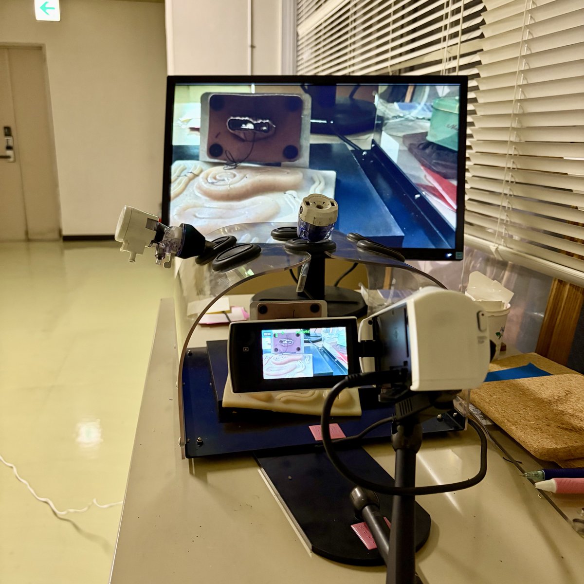 TTSnmim's tweet photo. 2026.09.03 M Dr.
上に出ている糸を取りに行く時は、メリーの下から叩く向きで結紮、
下に出ている糸の時は上から叩く向きで結紮 https://t.co/KxQNtKjni7