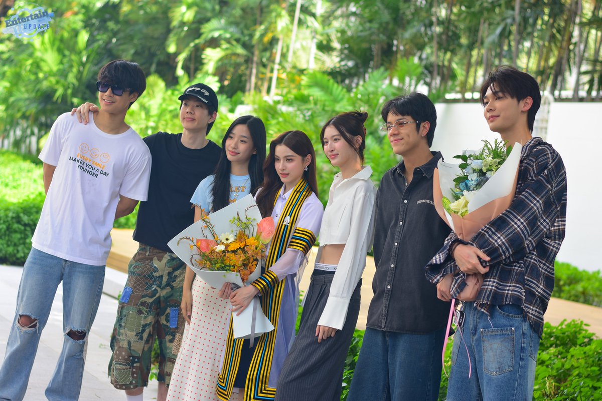 Entup2date's tweet photo. ครอบครัว GMMTV อบอุ่นเสมอ "โอม,ออฟ,ตู,วิว,นนน,ดิว" ร่วมแสดงความยินดีกับ "พรีม - ชนิกานต์" สำเร็จการศึกษาจากคณะพาณิชยศาสตร์และการบัญชี จุฬาลงกรณ์มหาวิทยาลัย

#PrimiilyGraduationsDay
#primiily #ลูกหมีของพรีม
#ohmpawat #OffJumpol 
#tutawan #viewbenyapa
#mynameisnanon #dew_jsu https://t.co/nC6au5StEC
