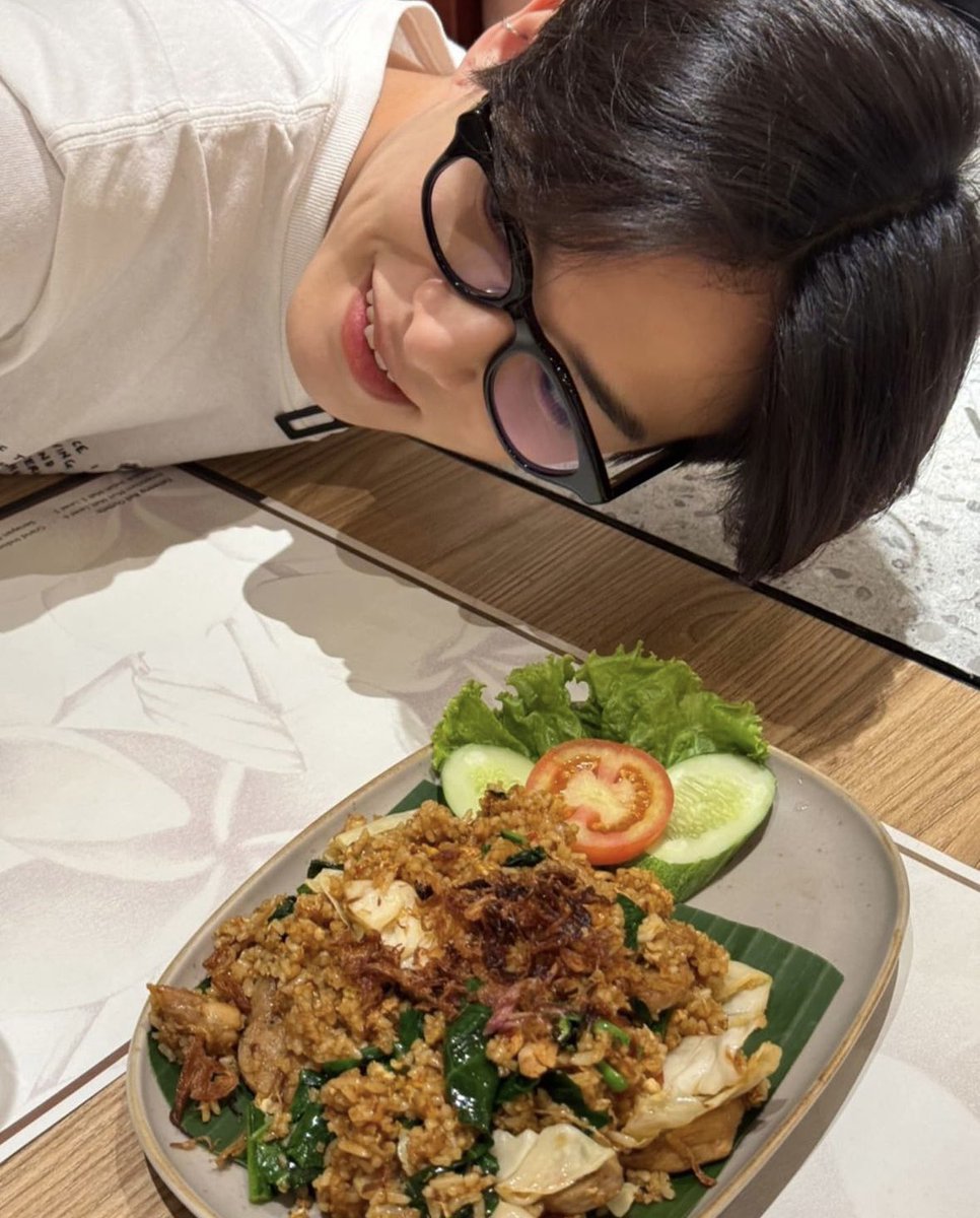 asahiismymine's tweet photo. รูปแบบ ติดอาหารนิดนึง ต���ดเธอในรูปนิดหน่อยแบบนี้เนี่ยนะ บอกเลย https://t.co/6BG6fG0Lwd