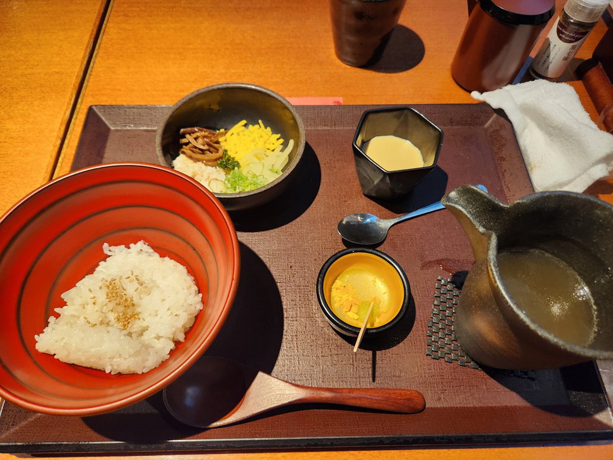 sh0613ko's tweet photo. 鹿児島料理のこのお店は劇場から近いのはいいんですけど、お料理のお品書きとかはないから、前菜はほぼ何かわからず食べてました😅手前の豆腐？みたいなのは一体何なんだろう❔🤔劇場から近いし、料理が出てくるのも早いからソワレ観劇も余裕です👌 https://t.co/vzLlYFWNqr
