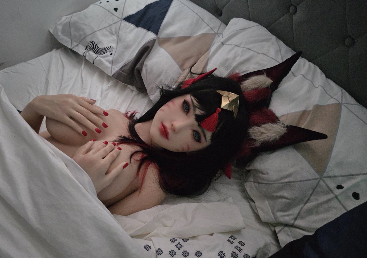 zeinakebab's tweet photo. After Hours Ahri in bed https://t.co/l2aOgyHSHl