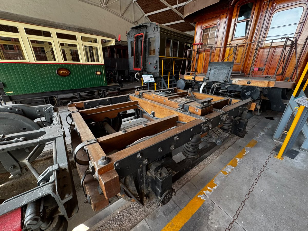 mferrocarrilcat's tweet photo. 🚂 #CadaPeçaUnaHistòria

Et sonen els bogies? Són el conjunt de rodes sobre el qual descansa un cotxe de viatgers o vagó. Aquest, de 1878, era d'un "Harlan" de la VVB. Va substituir els eixos rígids i va portar més confort, velocitat i seguretat. 👇

https://t.co/Oh2OVaxq1z https://t.co/HbjjYzDnrH
