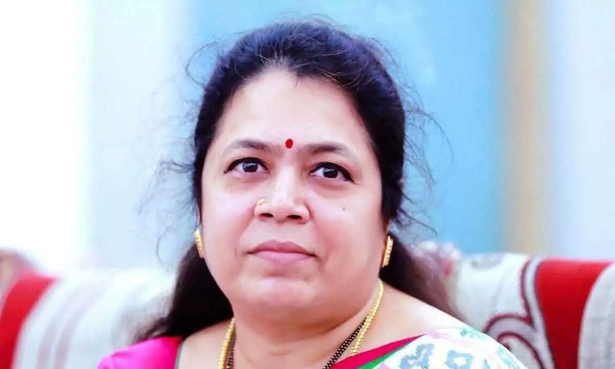 AapannaHastham's tweet photo. బీసీ ఆడబిడ్డలకు ఉన్నత పదవులు!

ఒకే రోజు ముగ్గురు మహిళా నేతలను వరించిన అదృష్టం

తెలంగాణ ప్రణాళిక సంఘం ఉపాధ్యక్షురాలిగా గద్వాల విజయలక్ష్మి   (మున్నూరు కాపు)

కాకతీయ అర్బన్‌ డెవలప్‌మెంట్‌ అథారిటీ (KUDA) ఛైర్‌పర్సన్‌గా జి.సుధారాణి      (పద్మశాలి)

తెలంగాణ మహిళా కమిషన్‌ ఛైర్‌పర్సన్‌గా నేరెళ్ల శారదను నియమించిన  రేవంతన్న ప్రభుత్వం    ( గౌడ్)