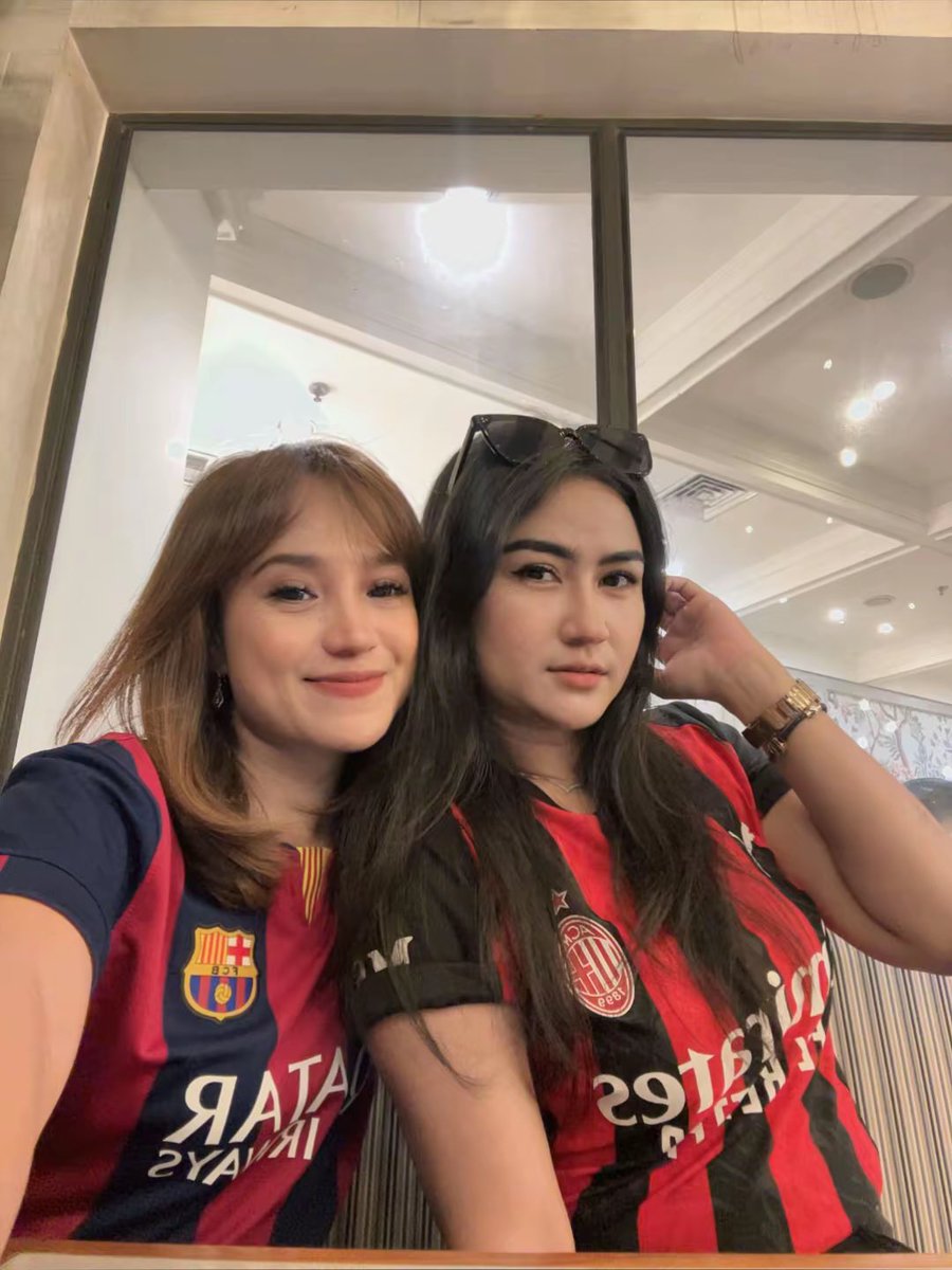 Novitayulianaaa's tweet photo. Untuk punya sahabat yang Fans Milan jadi gak bakal bilang Barca Kere🤣🤣 https://t.co/0qw33Z21LK